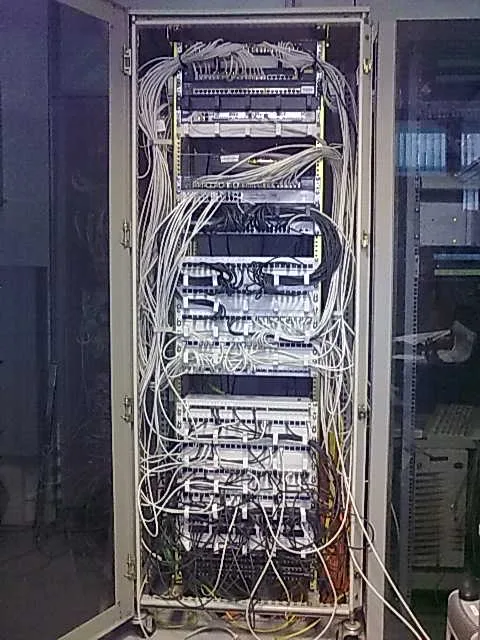 El mismo rack después de la intervención, con el cableado agrupado y los equipos más accesibles.