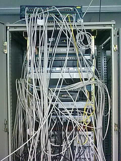 Rack antes de ordenarlo: cables cruzados delante de los equipos.