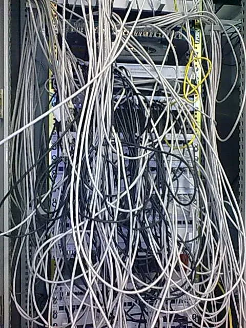 Rack antes de ordenarlo: cables cruzados delante de los equipos.