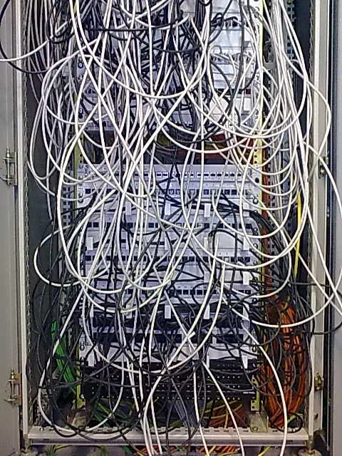 Rack antes de ordenarlo: cables cruzados delante de los equipos.